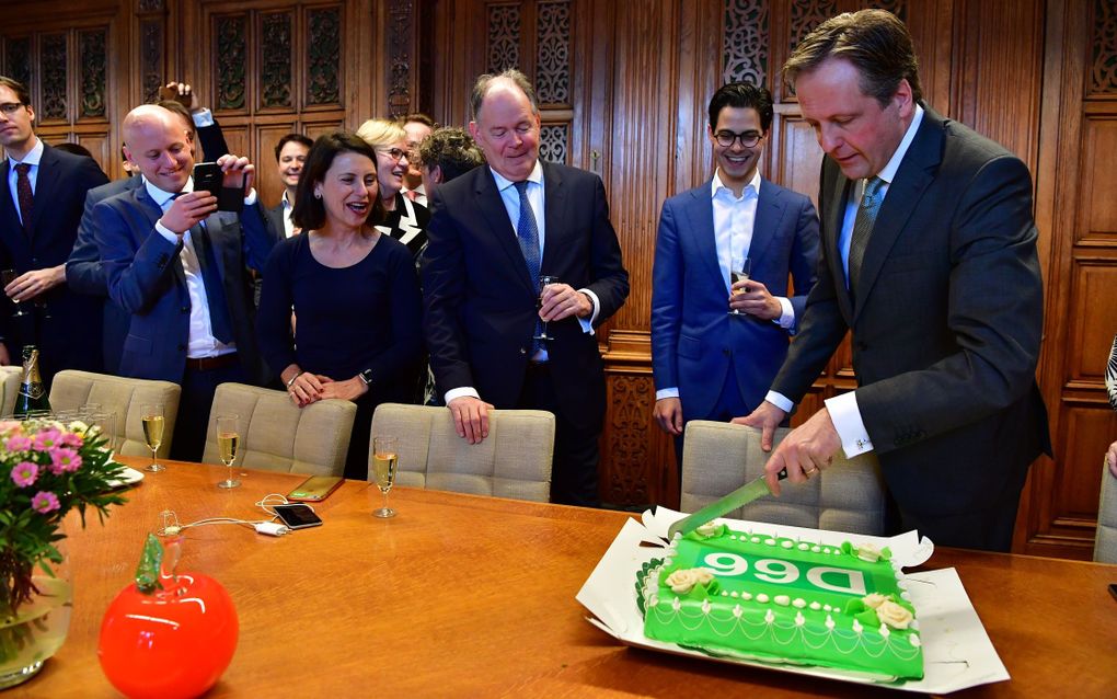 D66-leider Pechtold snijdt donderdagochtend taart aan. beeld ANP