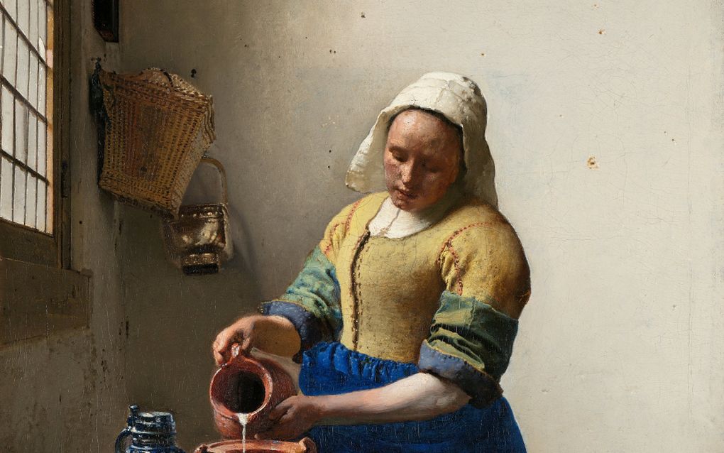 Schilderij van een eenvoudig geklede vrouw die melk uit een kan schenkt in een aardewerken pot. Op de tafel staan een mand met brood en een karaf.