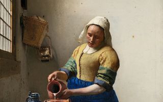 Schilderij van een eenvoudig geklede vrouw die melk uit een kan schenkt in een aardewerken pot. Op de tafel staan een mand met brood en een karaf.