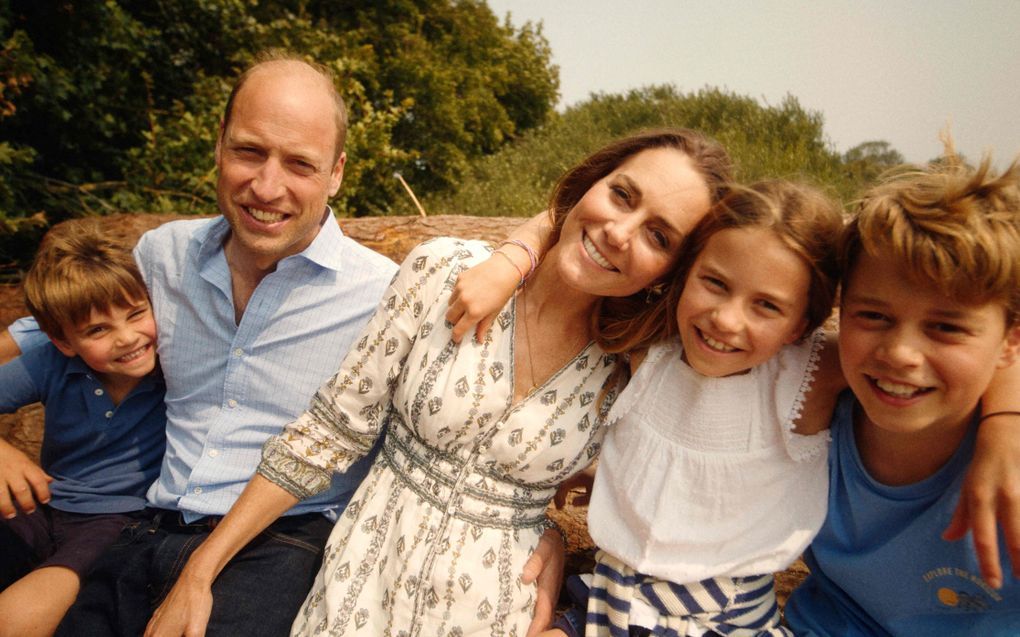 De Britse prins William en zijn vrouw Catherine, met hun kinderen. beeld AFP / Kensington Palace, Will Warr