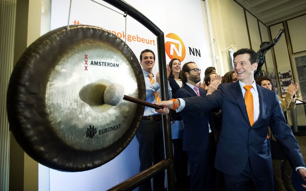 Delfin Rueda, toenmalig CFO van Nationale-Nederlanden, luidt op 13 maart 2015 de gong op de beurs in Amsterdam. NN Group, tijdens de financiële crisis gedwongen afgesplitst van ING, werd die maand een hoofdfonds in de AEX. beeld ANP, Remko de Waal