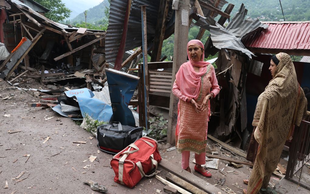 Inwoners van Kasjmir inspecteren de schade aan hun woning na een Pakistaanse beschieting. beeld EPA, Farooq Khan