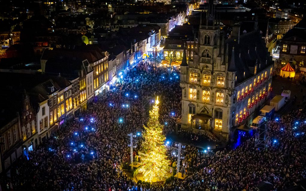 De Grote Markt tijdens Gouda bij Kaarslicht, waarbij zo'n 1500 kaarsen worden aangestoken. beeld ANP, Robin Utrecht 