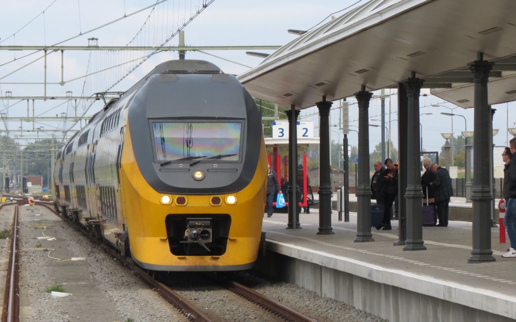 Een trein op station Vlissingen. Het testen van een nieuw beveiligingssysteem zou betekenen dat in 2028 in Zeeland vier maanden lang geen trein zal rijden. De Stichting Scholierenvervoer Zeeland vecht de proef aan. beeld Van Scheyen Fotografie