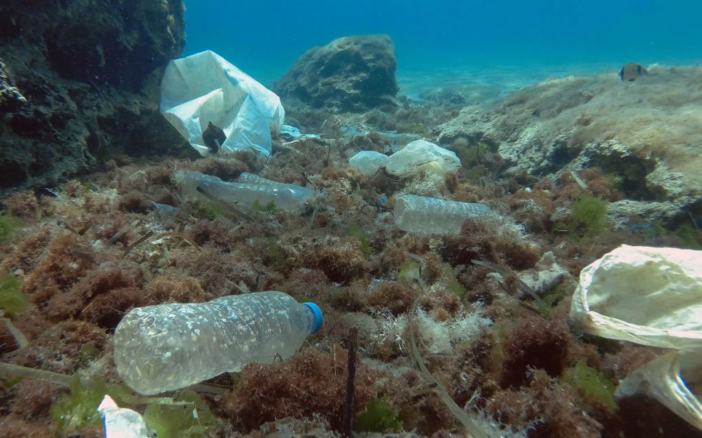 „Een stuk reflectie op mijn eigen handelen heeft niets met maakbaarheid te maken. Het is erover nadenken of we niet te veel door dat grote werk van God banjeren en daar een puinhoop van maken.” Foto: plasticvervuiling op de bodem van de Middellandse Zee. beeld iStock