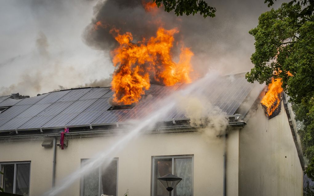 In juni vorig jaar vatten zonnepanelen vlam in een woonwijk in Arnhem. beeld ANP, Persbureau Heitink