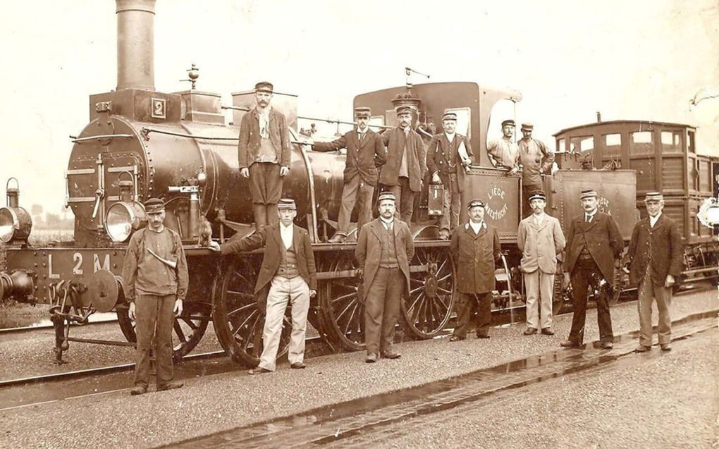 Vooruitgang in ”de wentelende eeuw”: gefotografeerd groepsportret van het personeel van treinstation Eijsden anno 1892. beeld Het Utrechts Archief