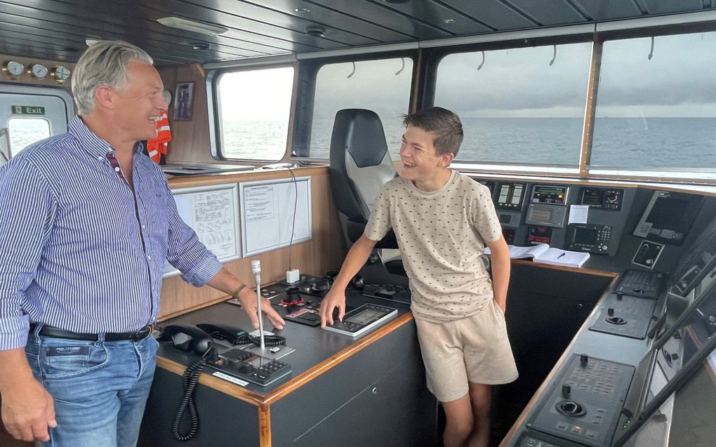 Maro Kraal (r.) uit Tholen voer bijna twee weken mee op een zeeschip. Na de vakantie gaat hij naar de zeevaartschool. Links kapitein Sieb Brandsma van de Arctic Rock. beeld Hartman Seatrade