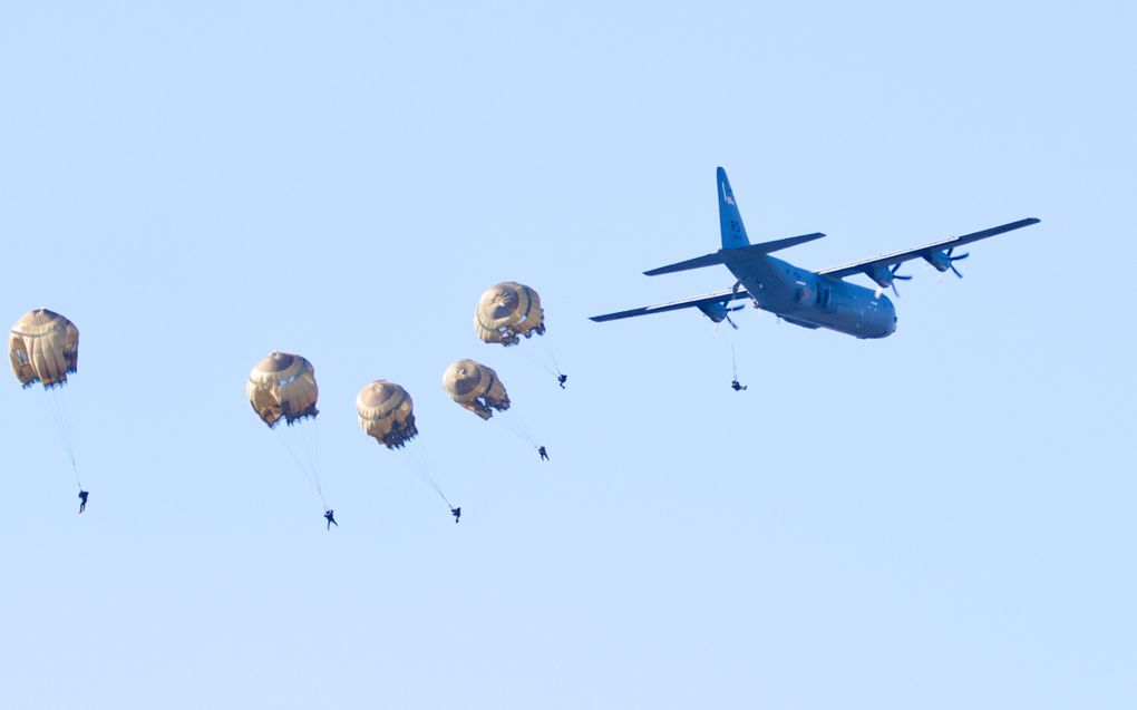 Met luchtlandingen op de Ginkelse Heide bij Ede is zaterdag de geallieerde inzet bij de Slag om Arnhem herdacht. beeld Arie Maasland