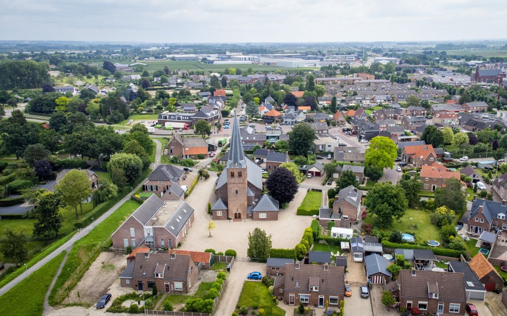 Luchtopname van Kesteren, in de Betuwe. Op de voorgrond de hervormde kerk. beeld Cees van der Wal.