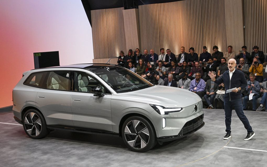 De presentatie van de Volvo EX90 in Stockholm. Voor de Nederlandse eigenaar bedraagt de volle mep aan wegenbelasting 2240 euro per jaar. beeld AFP, Anders Wiklund