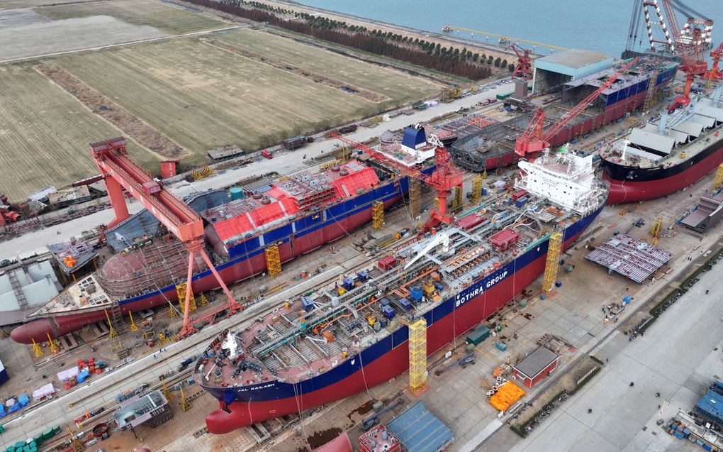 Schepen in aanbouw op een werf van een scheepsbouwbedrijf in Taicang, in de oostelijke Chinese provincie Jiangsu. beeld AFP