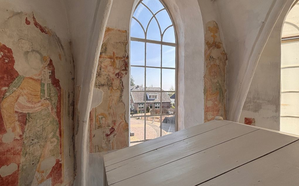 Links de al eerder ontdekte muurschildering van de apostel Petrus met de sleutel, rechts daarnaast (links van het raam) Jezus aan het kruis. beeld Bouwhuis & Journée
