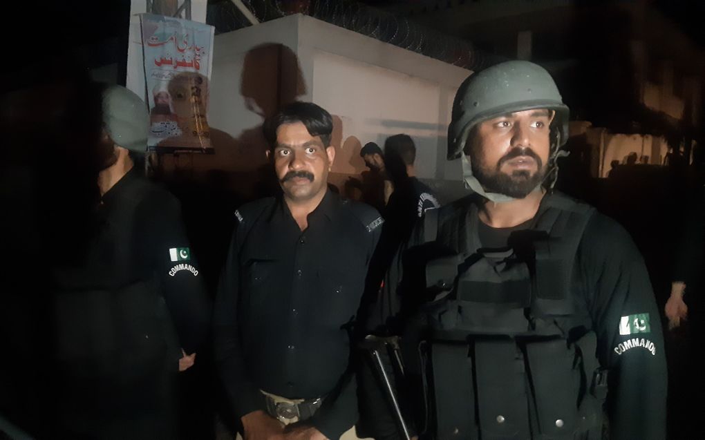 Pakistaanse politieagenten beveiligen het gebied na Indiase raketaanvallen op Muzaffarabad, de hoofdstad van het door Pakistan bestuurde deel van Kasjmir. beeld EPA, Stringer