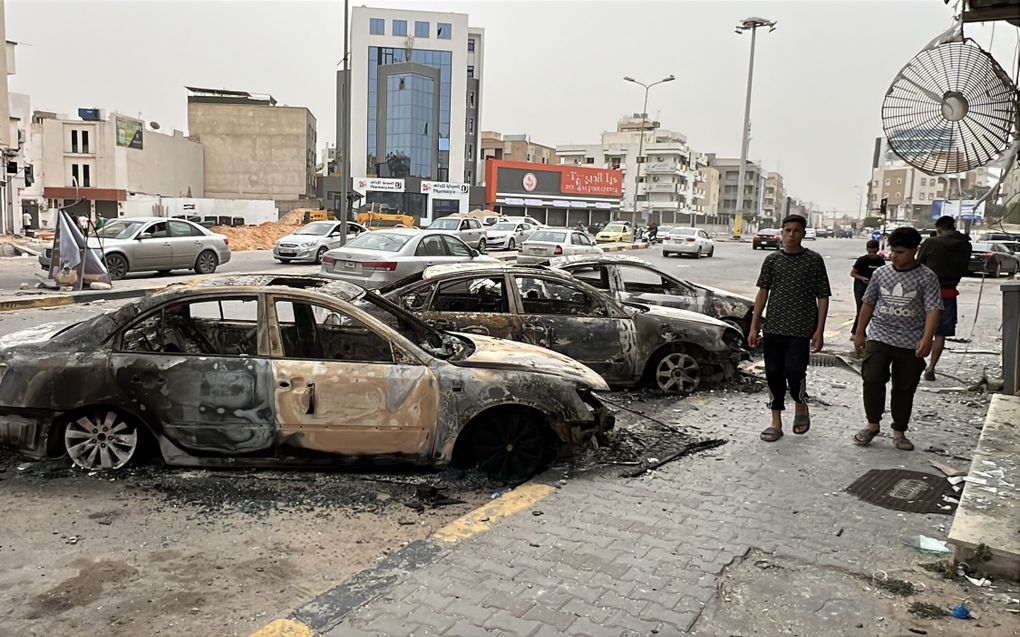 Uitgebrande auto’s als gevolg van de recente gevechten in Tripoli, Libië. beeld EPA, Stringer