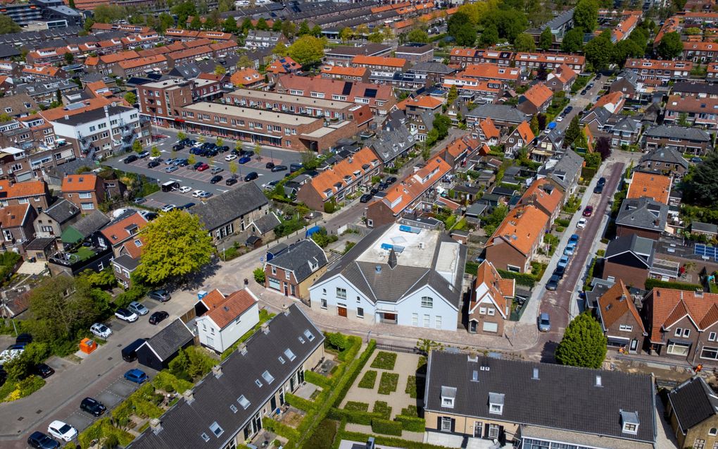 Op de voorgrond, midden, het kerkgebouw van de gereformeerde gemeente in Nederland te Alblasserdam. beeld Cees van der Wal