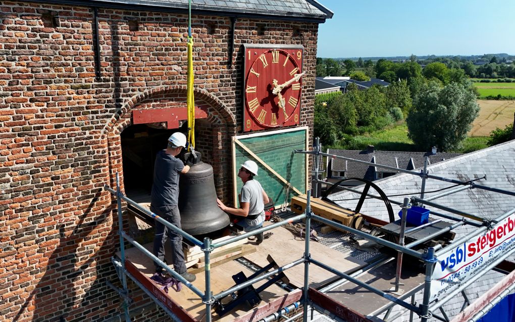 Historische luidklok terug in kerktoren Deil, Ridderkerkse begraafplaatsen gemeentelijk monument – e