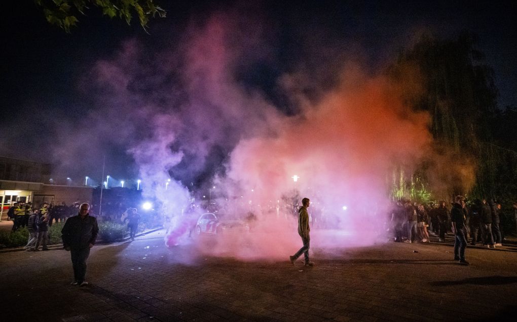 Terwijl de ME in Kesteren vuurwerkgooiende demonstranten uit elkaar drijft, houdt de politie het in 