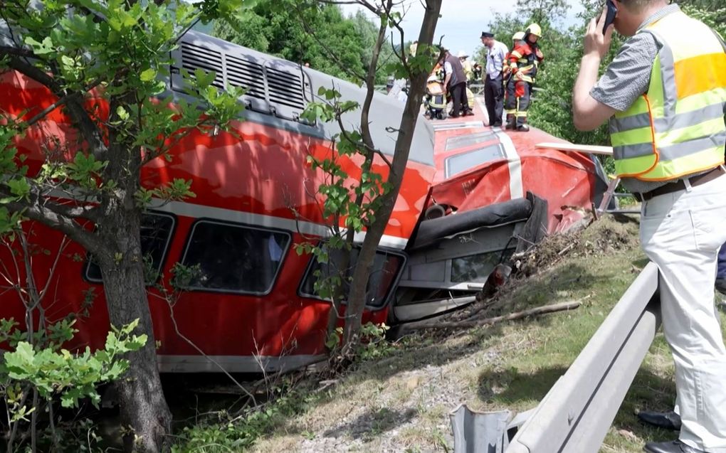 Hulpverleners bij de trein. beeld STR/AFP