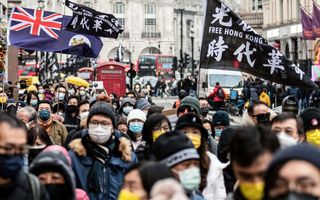 Hongkongers in het Verenigd Koninkrijk protesteren tegen Peking. Afgelopen jaren emigreerden meer dan 120.000 Hongkongers naar het land van de voormalige kolonisator. Dit als gevolg van de sterk toegenomen greep van China op de stadstaat. beeld AFP