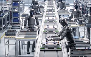 Geavanceerde mensachtige robots werken aan complexe details in een industriële omgeving.