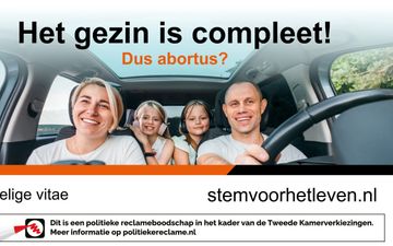 Een gezin in een auto, met daarbij de tekst „Het gezin is compleet! Dus abortus?”.