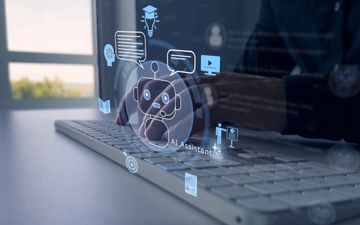 Toetsenbord met digitale symbolen er zwevend boven.