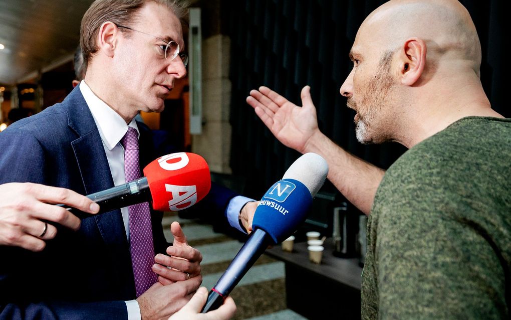 Staatssecretaris Menno Snel van Financiën in gesprek met een van de getroffen ouders. beeld ANP