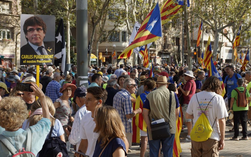 Aanhangers van de voormalige Catalaanse leider Carles Puigdemont voor de hekken van het parlementsgebouw in Barcelona. beeld Lex Rietman 