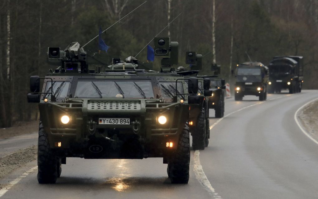 Een konvooi van de Duitse Bundeswehr rijdt vlakbij de legerbasis in het Litouwse Rukla over de weg. beeld AFP, Petras Malukas