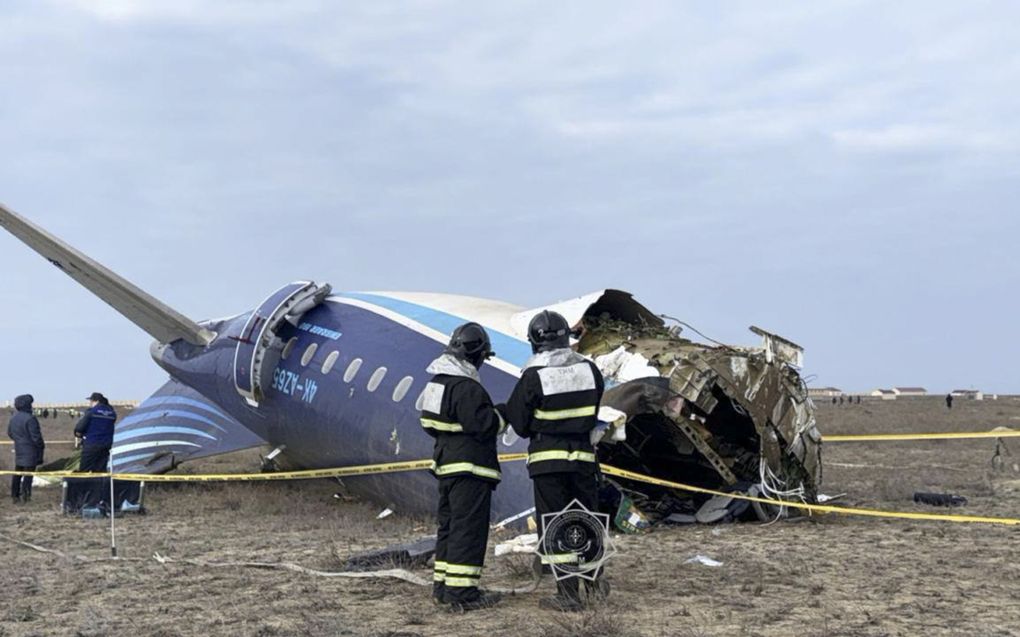 Een afgebroken deel van het deze week gecrashte toestel van Azerbaijan Airlines. Er kwamen 38 inzittenden om het leven, 29 mensen overleefden de ramp. beeld ministerie van Noodsituaties in Kazachstan.   