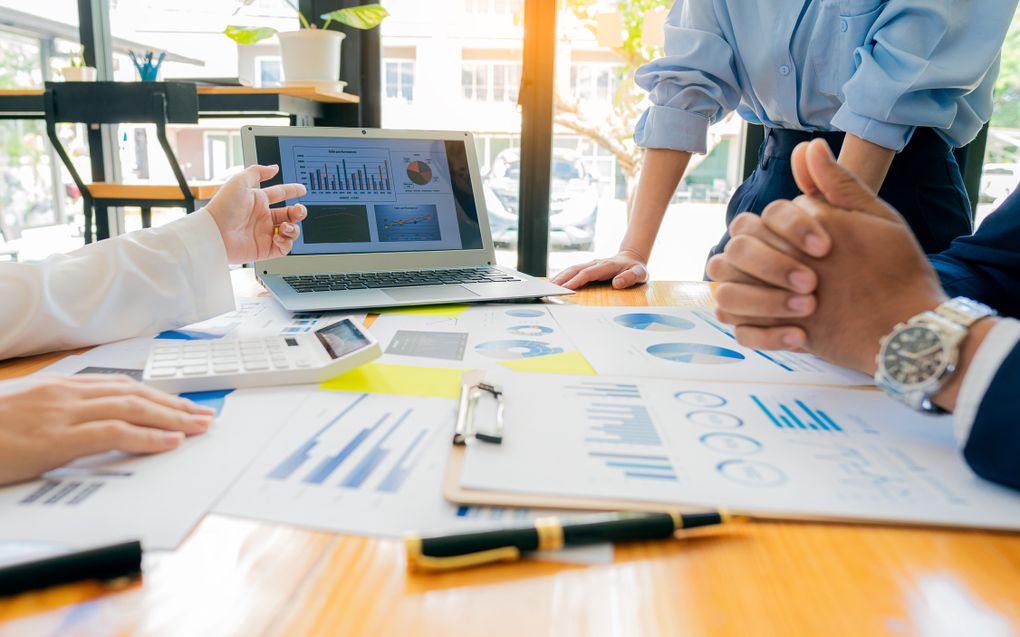 Met elkaar om tafel om de bedrijfsstrategie te bespreken. Het aantal familiebedrijven met een raad van commissarissen of raad van advies is in tien jaar tijd sterk gestegen, melden onderzoekers van onder meer Nyenrode Business Universiteit. beeld iStock