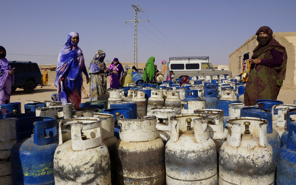 Distributie van gasflessen in het Saharaanse vluchtelingenkamp Smara in Algerije. beeld Lex Rietman