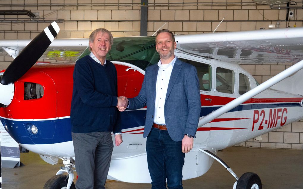 De huidige directeur van MAF Nederland, Adri van Geffen (l.) en zijn opvolger, Pieter Boer. beeld MAF Nederland