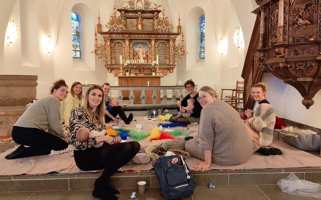 „Door pasgeboren kinderen doordeweeks mee te nemen naar de kerk en daar hymnen te zingen, wennen ze al jong aan de atmosfeer.” beeld RD