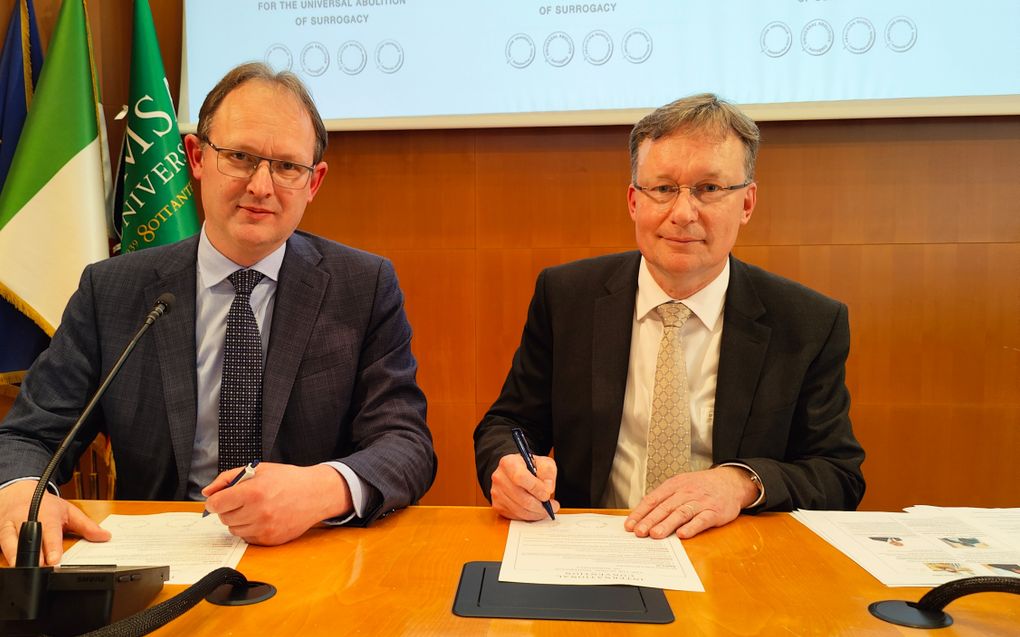 „Draagmoederschap brengt levenslange gevolgen met zich mee”, stelt Tweede Kamerlid Diederik van Dijk. Foto: Europarlementariër Bert Jan Ruissen (l.) en Van Dijk ondertekenen de Casablancaverklaring. beeld RD