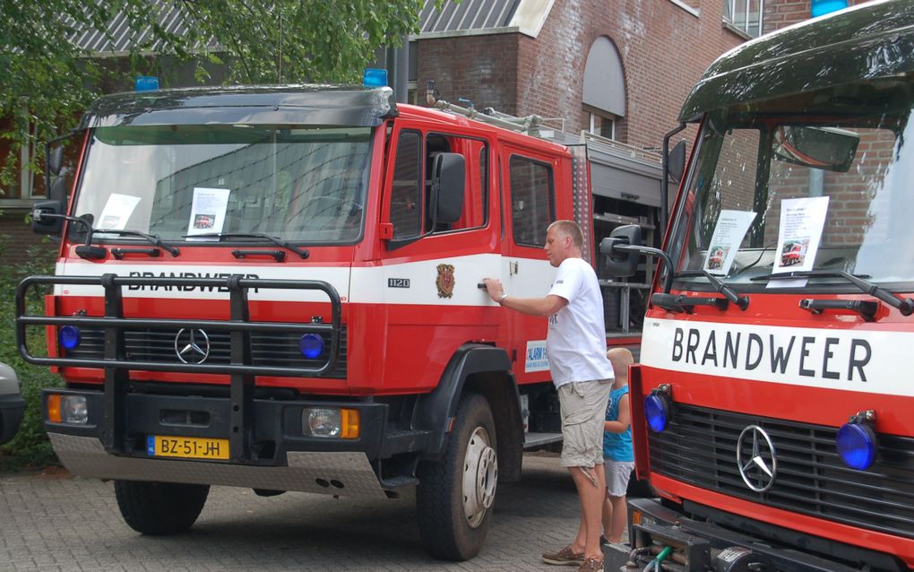 De gemeente Apeldoorn zet overbodig brandweermaterieel in de etalage. „Het zijn oude beestjes, maar ze hebben hun sporen verdiend”, zegt bevelvoerder Gert Pol. Foto RD