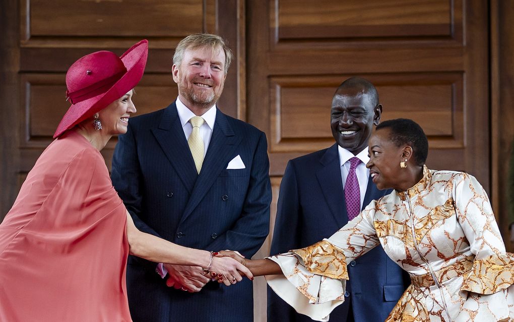 Koning Willem-Alexander, koningin Máxima, de Keniaanse president William Ruto en zijn echtgenote Rachel Ruto tijdens de welkomstceremonie bij State House. beeld ANP, Remko de Waal 