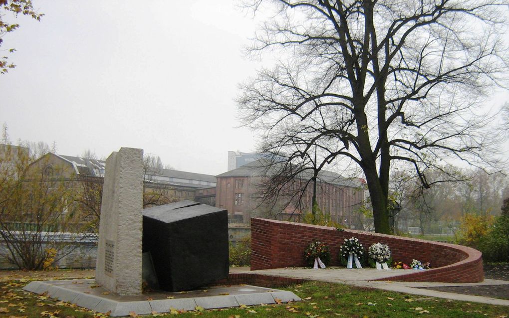 Het monument op de plaats waar zich de synagoge van Berlijn-Spandau bevond. Rechts de namenmuur. beeld Wikimedia