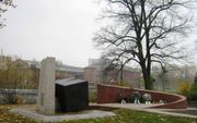 Het monument op de plaats waar zich de synagoge van Berlijn-Spandau bevond. Rechts de namenmuur. beeld Wikimedia