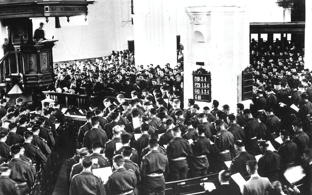 Militairen tijdens een kerkdienst in Amsterdam in het kader van de bevrijding van Nederland. beeld ANP