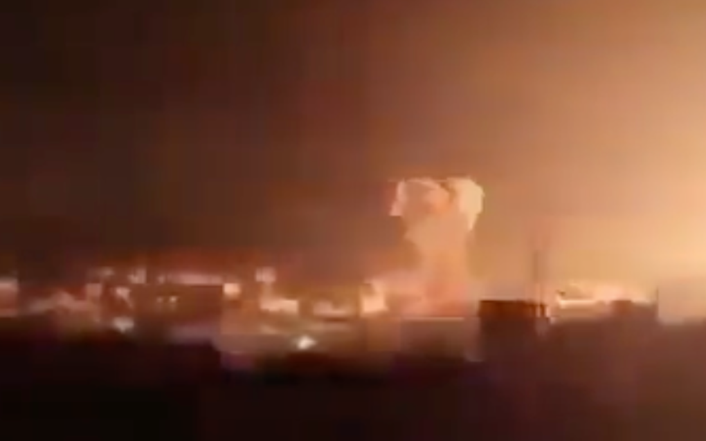 Beeld uit een video op sociale media van een raketaanval op Pakistan.