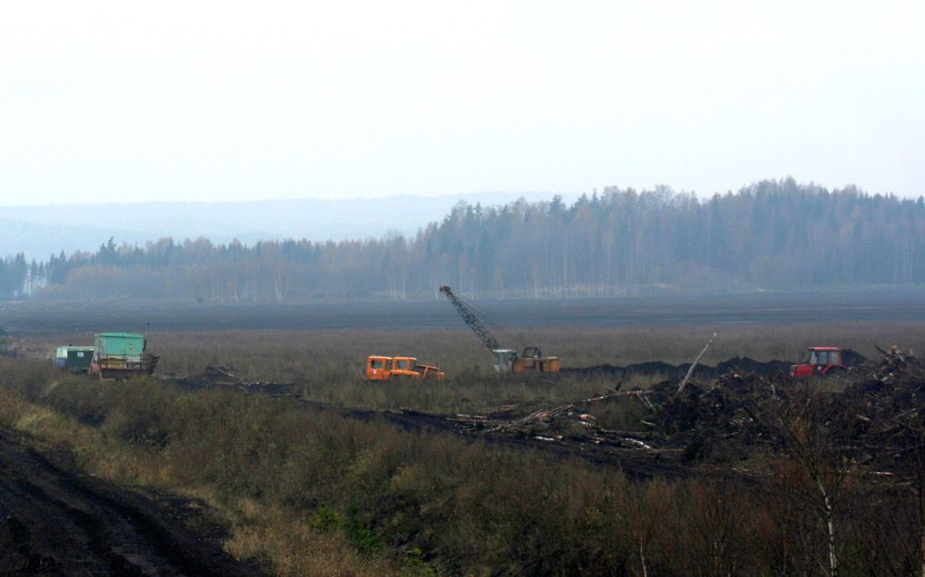 Niet alleen in Rusland, ook in buurland Oekraïne worden hoogveengebieden ontwaterd en afgegraven, zoals is te zien op deze foto. Overigens is Nederland een van de grootste importeurs van veen, bestemd voor de horticultuur. Foto Wetlands International