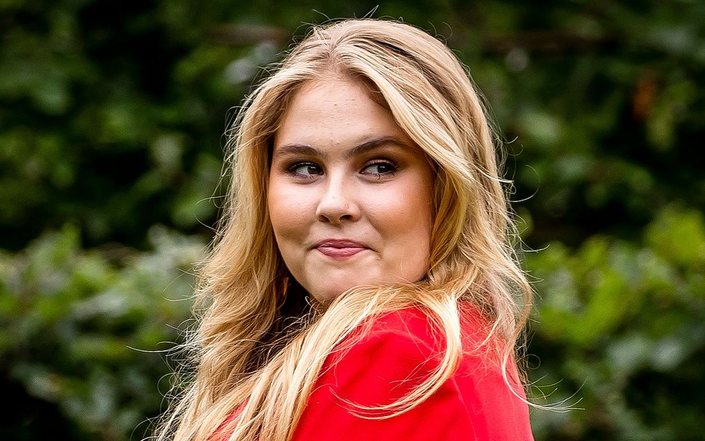 Prinses Amalia vindt het boek dat over haar verschenen is „toch wel iets speciaals”. beeld ANP, Remko de Waal