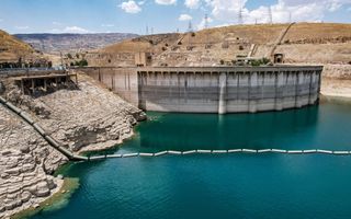 Stuwdam met meer in een droog gebied.