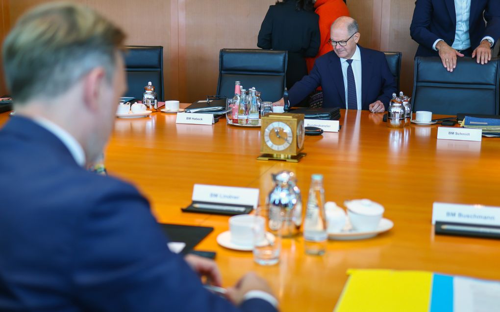 Bondskanselier Olaf Scholz (r.) en de –inmiddels ontslagen– Duitse minister van Financiën Christian Lindner (l.) een maand geleden tijdens een kabinetsvergadering. beeld EPA, Hannibal Hanschke 