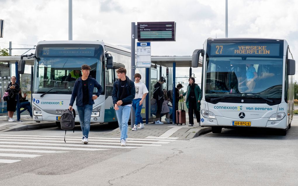 Het busstation in Goes. De reis van hun kind naar een reformatorische middelbare school kost ouders tot wel 3500 euro per jaar. beeld Dirk-Jan Gjeltema 