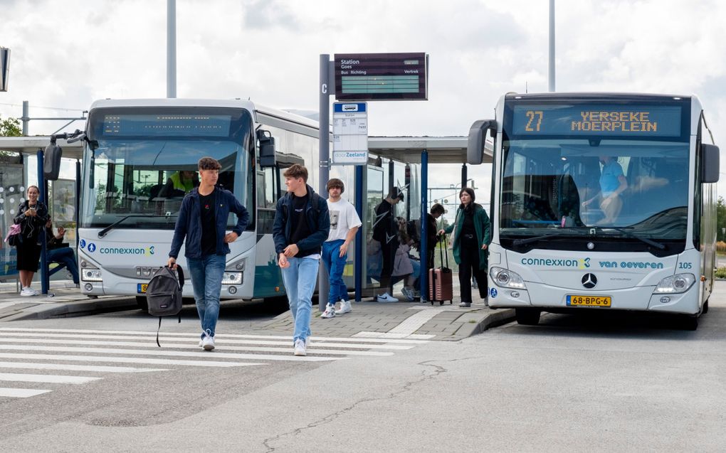 Het busstation van Goes. Zeeuwse scholen maken zich zorgen over de bereikbaarheid in de provincie door een op handen zijnde treinproef. beeld Dirk-Jan Gjeltema