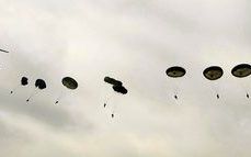 EDE – Parachutisten van het 4th Bataljon The Parachute Regiment uit Engeland en de Nederlandse Luchtmobiele Brigade worden boven de Ginkelse Heide gedropt. Zaterdag waren ruim 10.000 mensen aanwezig bij de dropping, waarmee voor de 63e keer de Slag om Arn