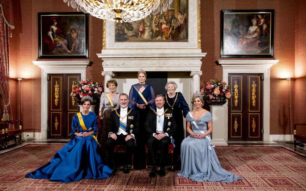 Koning Willem-Alexander, koningin Máxima, kroonprinses Amalia en de prinsessen Beatrix en Margriet voorafgaand aan het staatsbanket met de Spaanse koning Felipe en koningin Letizia in het Koninklijk Paleis Amsterdam. Het Spaanse koningspaar brengt een tweedaags staatsbezoek aan Nederland. beeld ANP, Koen van Weel